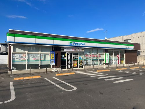 【コンビニエンスストア】ファミリーマート雀の宮七丁目店まで1080ｍ