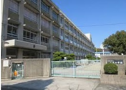 【小学校】八木小学校まで636ｍ