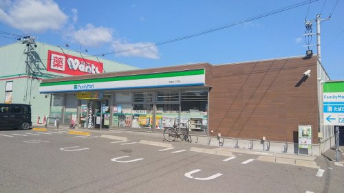 【コンビニエンスストア】ファミリーマート　吉島西一丁目店まで292ｍ