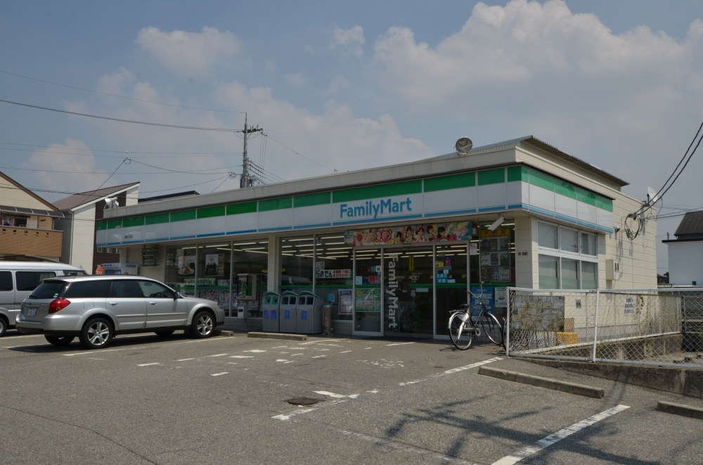 【コンビニエンスストア】ファミリーマート川西久代店まで139ｍ