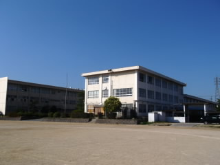 【中学校】山手中学校まで890ｍ