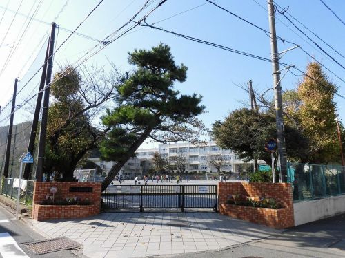 【小学校】横浜市立　釜利谷小学校まで630ｍ