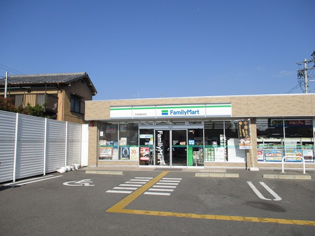 【コンビニエンスストア】ファミリーマート四条通梅津店まで895ｍ