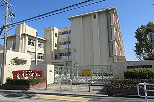 【小学校】宝塚市立美座小学校まで577ｍ