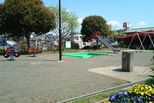 【公園】平戸中公園まで385ｍ