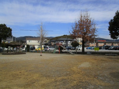 【公園】中久万児童遊園まで208ｍ