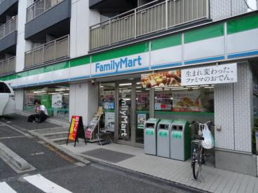 【コンビニエンスストア】ファミリーマート　牛込柳町駅前店まで301ｍ