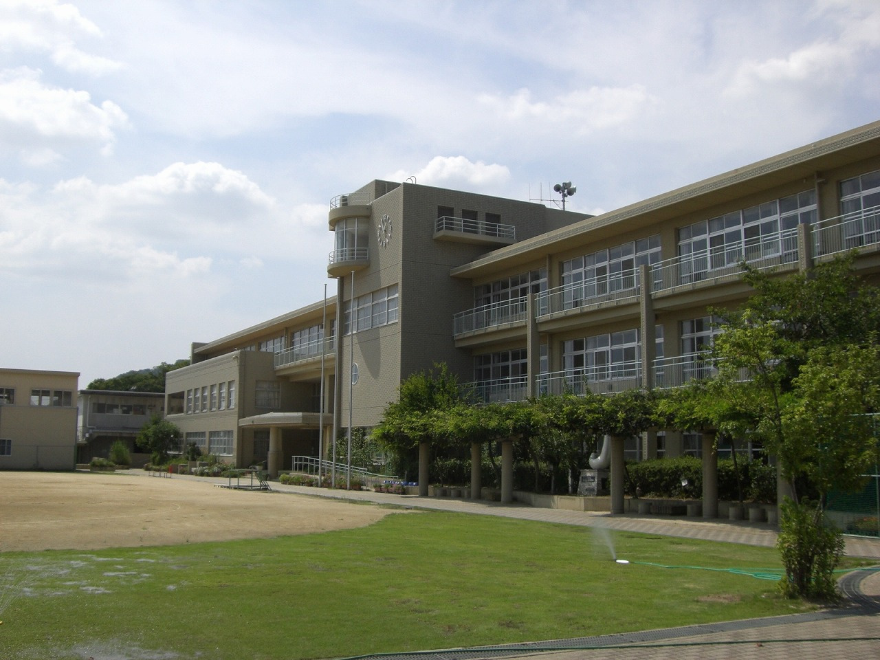 【小学校】芦屋市立山手小学校まで964ｍ