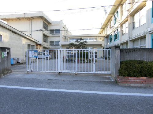 【小学校】五位堂小学校まで845ｍ