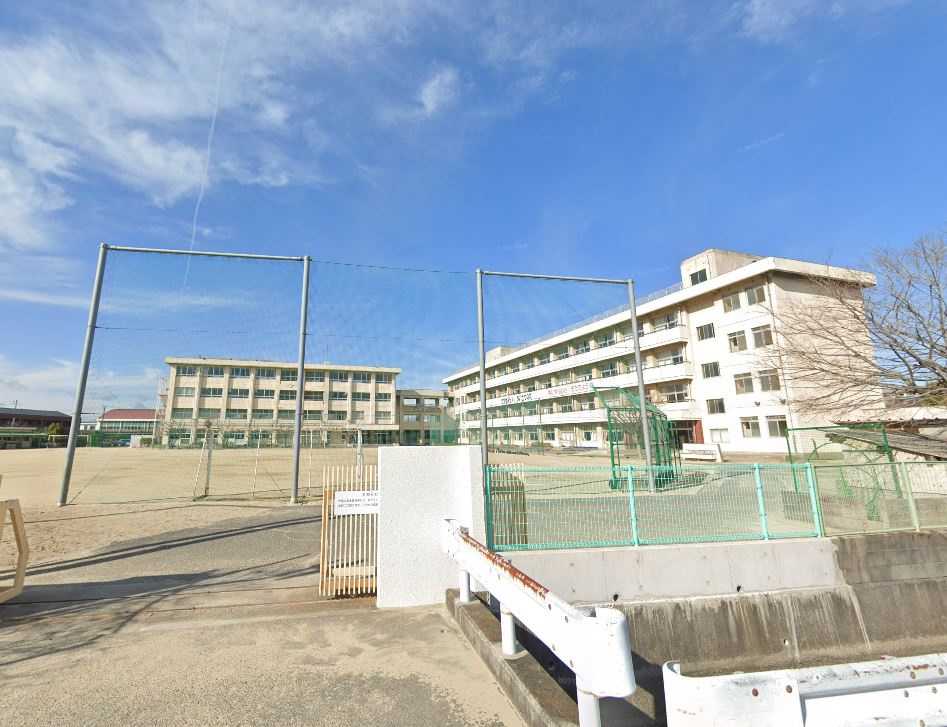 【小学校】岡山市立芳明小学校まで850ｍ