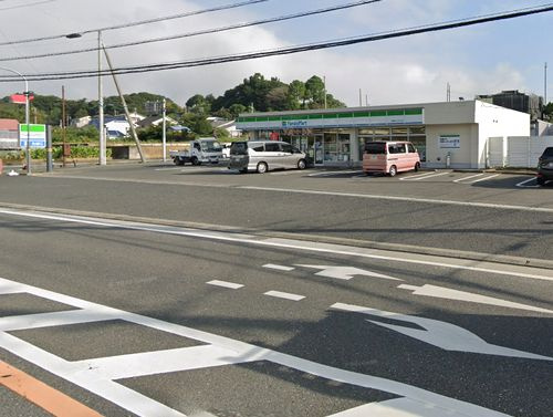 【コンビニエンスストア】ファミリーマート湘南めぐみが丘店まで965ｍ