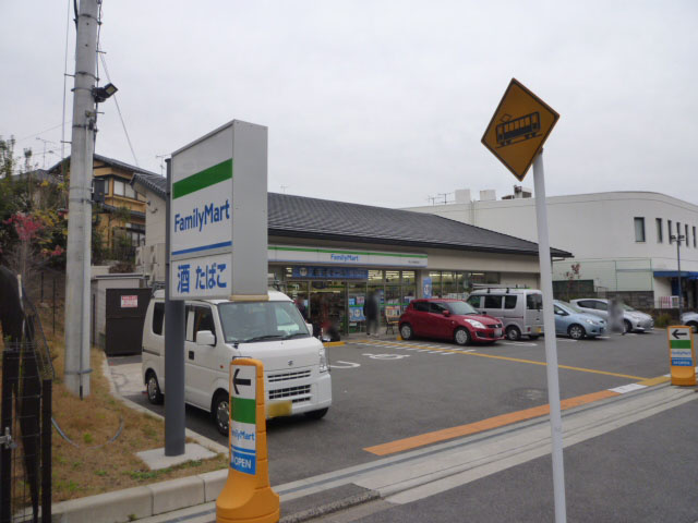 【コンビニエンスストア】ファミリーマート　妙心寺駅前店まで466ｍ