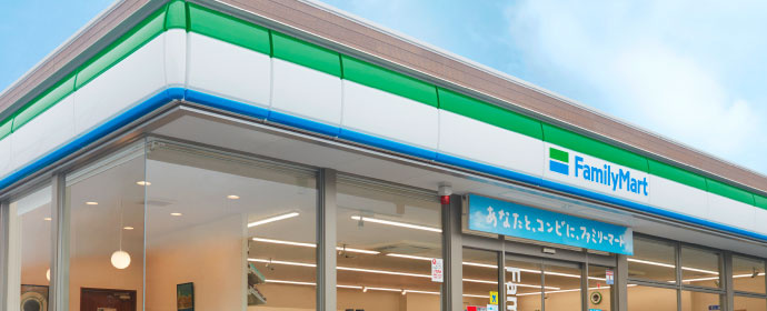 【コンビニエンスストア】ファミリーマート　梅ヶ枝町店まで130ｍ