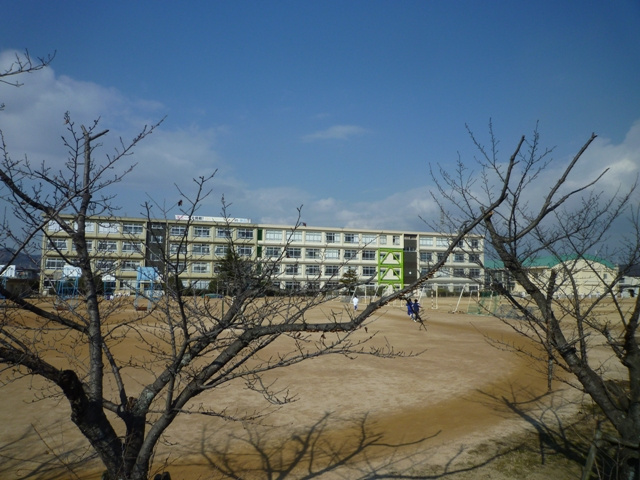 【中学校】神吉中学校まで668ｍ