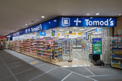 【ドラッグストア】トモズ　東京オペラシティ店まで1003ｍ