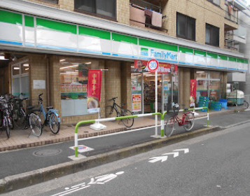 【コンビニエンスストア】ファミリーマート　用賀二丁目店まで707ｍ