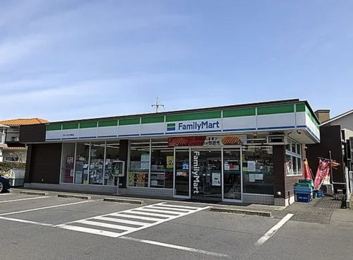 【コンビニエンスストア】ファミリーマート　かわつる三芳野店まで673ｍ