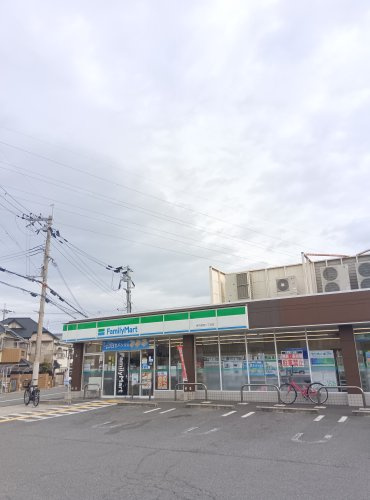 【コンビニエンスストア】ファミリーマート　伊丹野間二丁目店まで761ｍ