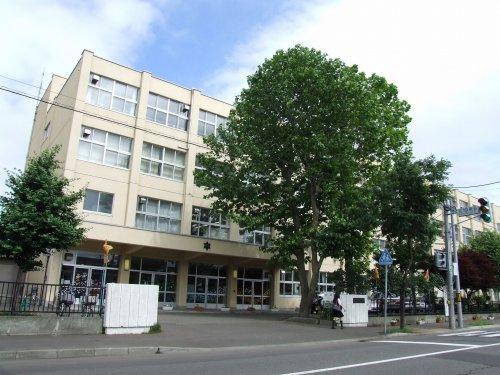 【小学校】札幌市立美香保小学校まで800ｍ