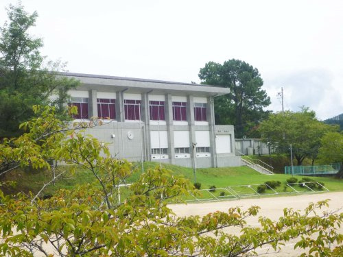 【小学校】南丹市立　胡麻郷小学校まで582ｍ
