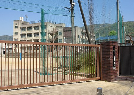 【中学校】東大阪市立枚岡中学校まで1758ｍ