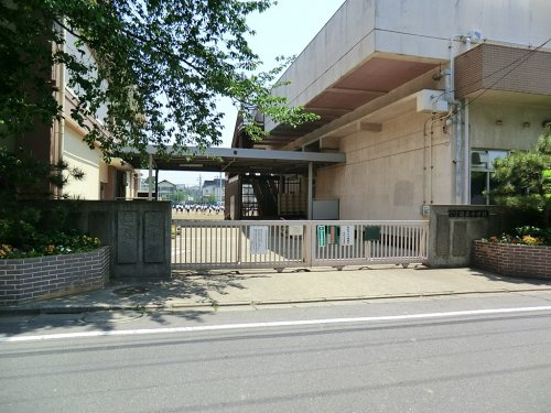 【中学校】世田谷区立弦巻中学校まで882ｍ