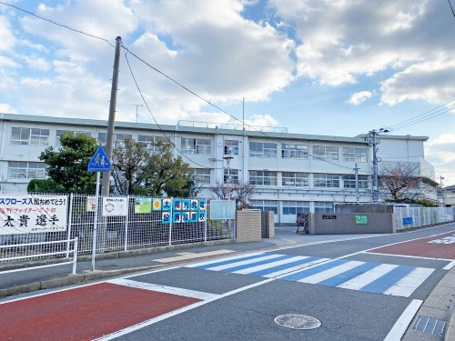 【小学校】北九州市立塔野小学校まで475ｍ
