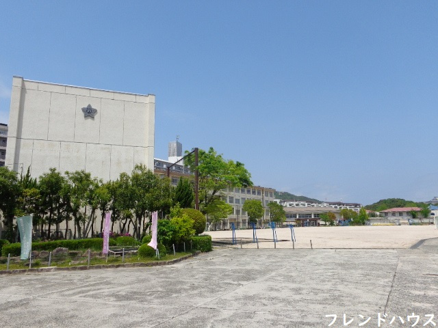 【小学校】鈴が峰小学校まで701ｍ