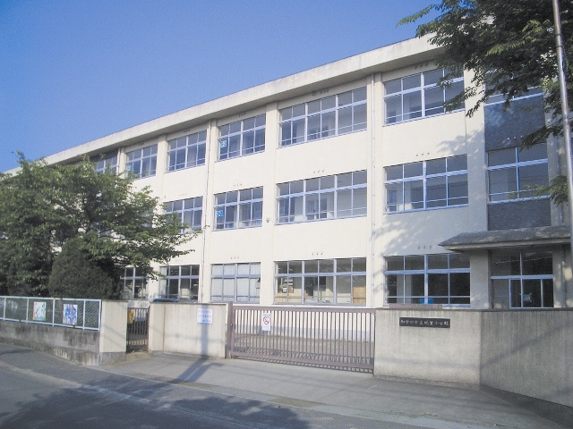 【小学校】鳩里小学校まで615ｍ