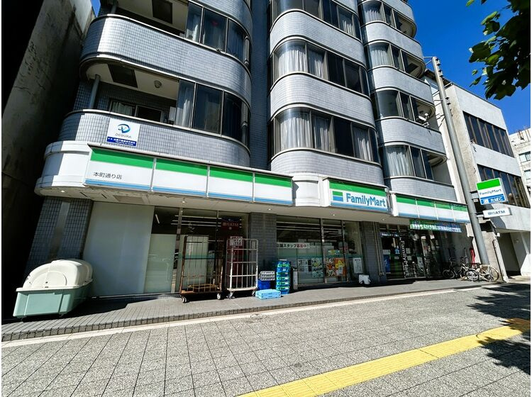 【コンビニエンスストア】ファミリーマート　本町通り店まで849ｍ