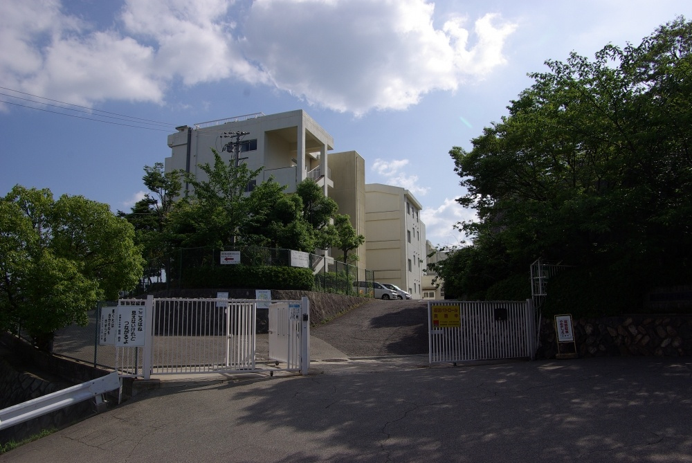 【小学校】宝塚市立逆瀬台小学校まで875ｍ