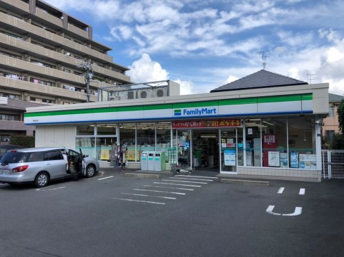 【コンビニエンスストア】ファミリーマート　静岡岳美店まで159ｍ