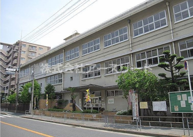 【小学校】大阪市立小松小学校まで246ｍ