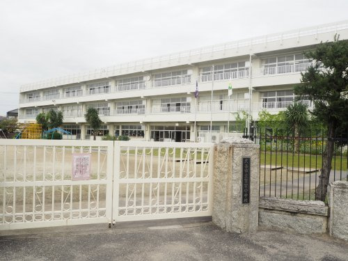 【小学校】久喜市立鷲宮小学校まで160ｍ
