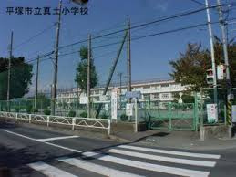 【小学校】真土小学校まで577ｍ