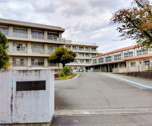 【小学校】富士市立丘小学校まで359ｍ