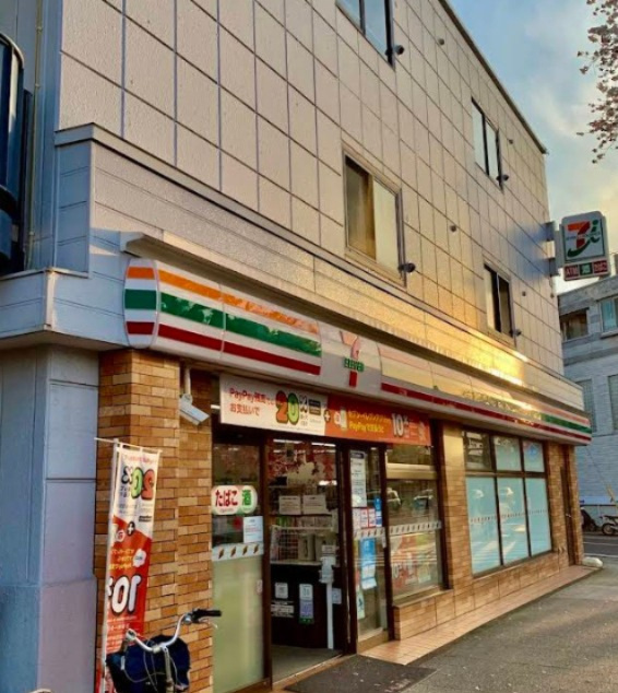 【コンビニエンスストア】セブン-イレブン　横浜本牧三渓園店まで300ｍ