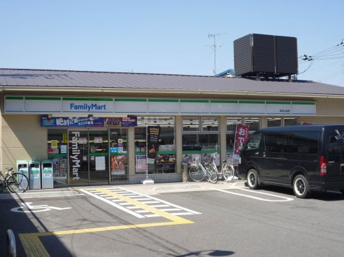 【コンビニエンスストア】ファミリーマート　西京山田店まで597ｍ
