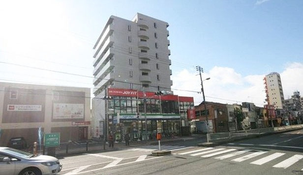 【コンビニエンスストア】ファミリーマート　新深江駅前店まで445ｍ
