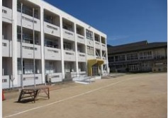 【小学校】置塩小学校まで1318ｍ