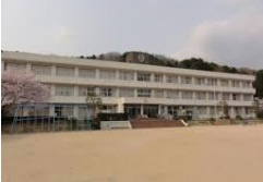 【小学校】上菅小学校まで1647ｍ