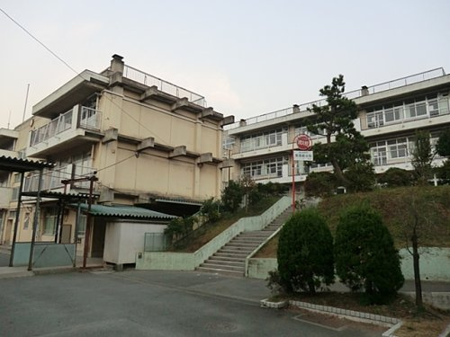 【中学校】岡津中学校まで640ｍ