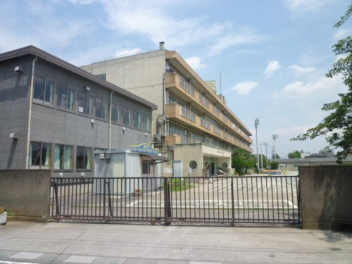 【小学校】稲荷小学校まで750ｍ