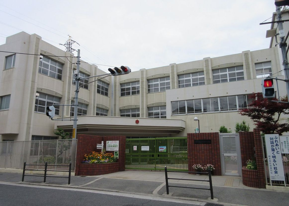 【小学校】鶴見小学校まで467ｍ