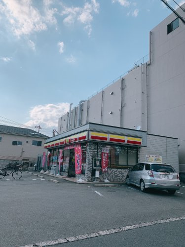 【コンビニエンスストア】デイリーヤマザキ　東大阪稲田店まで944ｍ