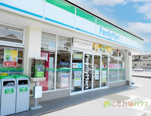 【コンビニエンスストア】ファミリーマート　上尾中妻五丁目店まで1028ｍ