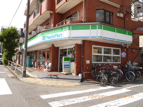 【コンビニエンスストア】ファミリマート　板橋四葉店まで653ｍ