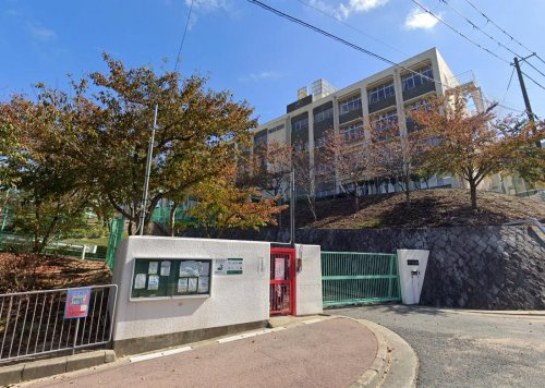 【小学校】神戸市立花山小学校まで1456ｍ