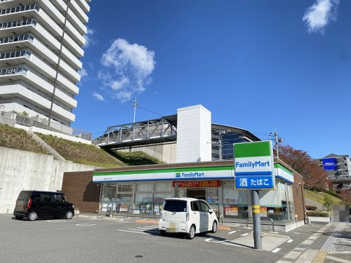 【コンビニエンスストア】ファミリーマート　西条中央七丁目店まで733ｍ