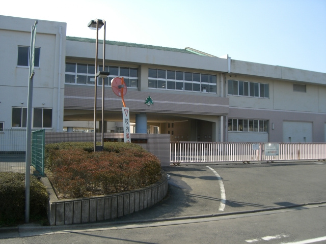 【小学校】下野市立　緑小学校まで758ｍ